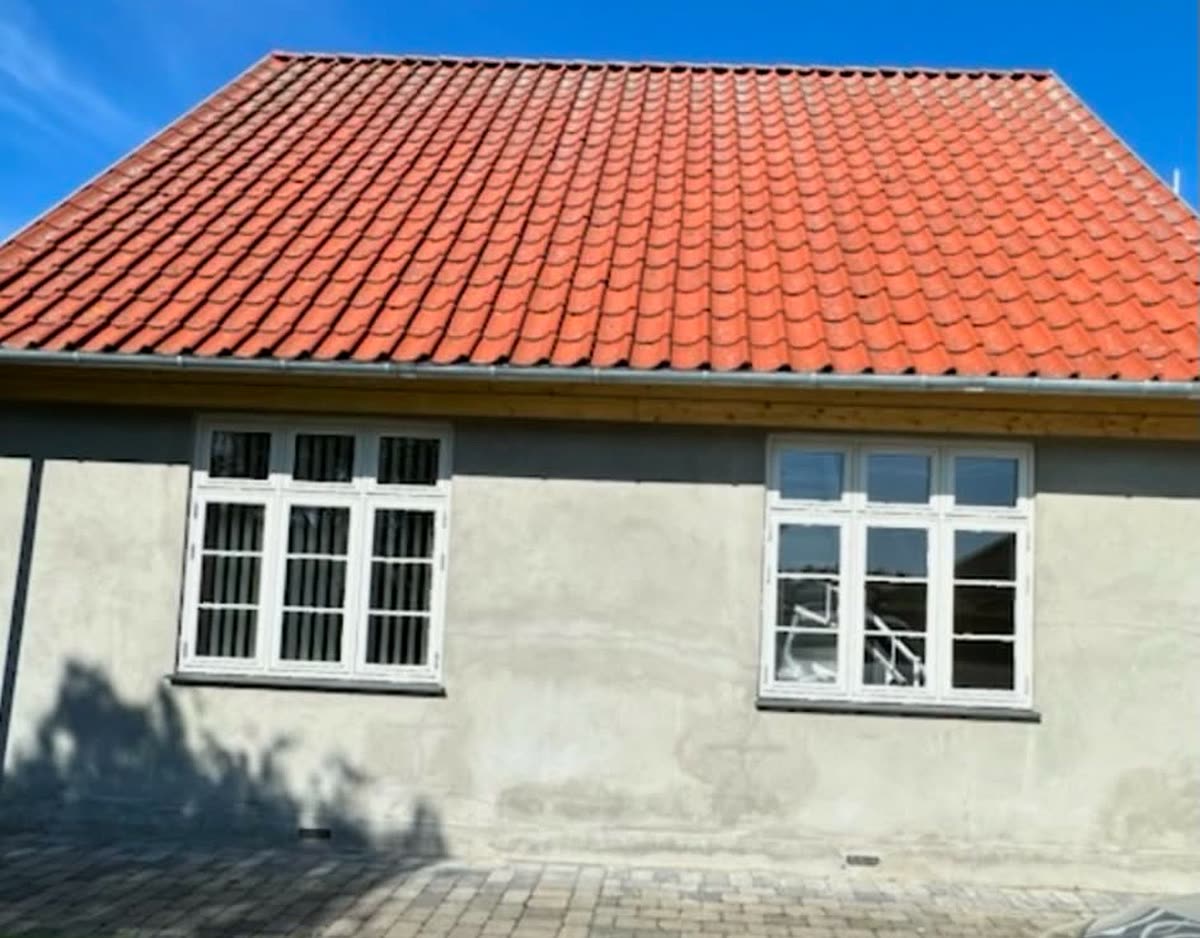 Husfacade med skjoldet, ubehandlet puds før malerarbejdet